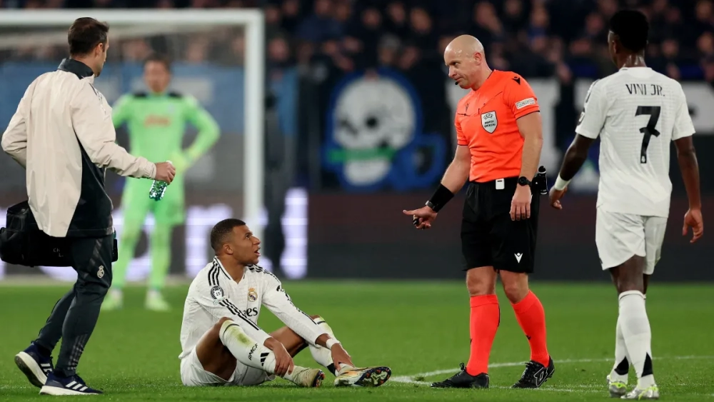 Kylian Mbappé en el momento de su lesión en Bérgamo