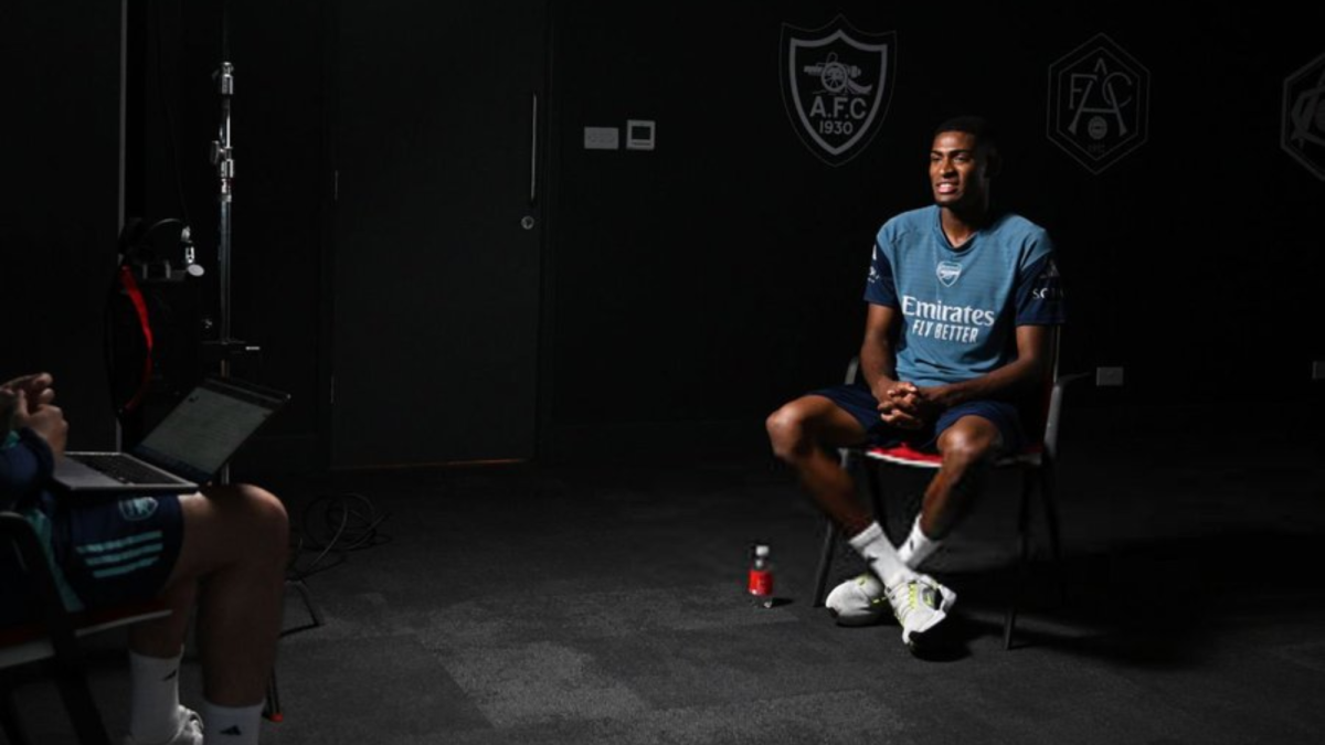 Cristhian Mosquera en su primera entrevista como jugador del Arsenal