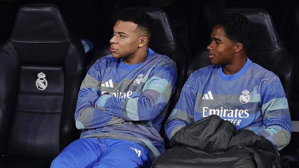 Endrick Felipe, junto a Kylian Mbappé, en el banquillo del Santiago Bernabéu.