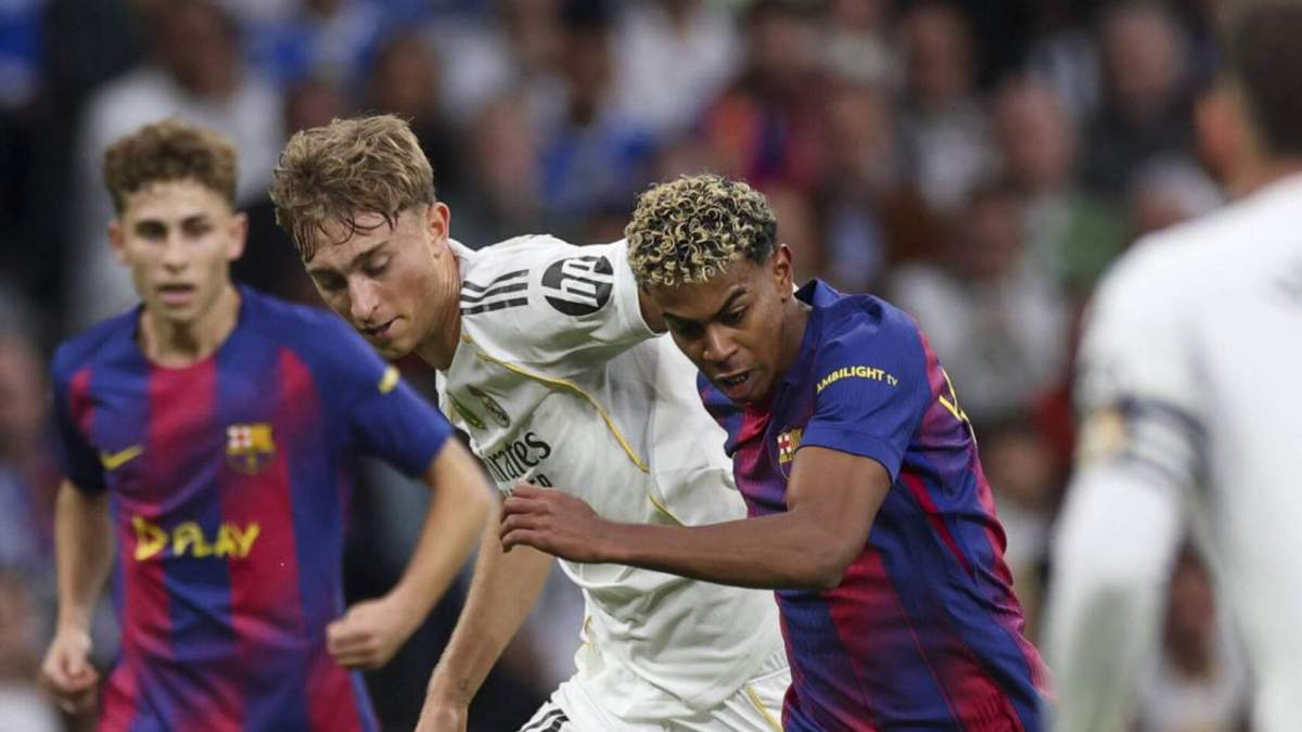 Dean Huijsen, luchando con Lamine Yamal por un balón en el Clásico entre Real Madrid y Barcelona del pasado mes de octubre.