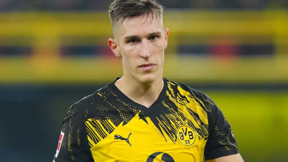 Schlotterbeck disputando un partido con el Borussia Dortmund. Schlotterbeck disputando un partido con el Borussia Dortmund.
