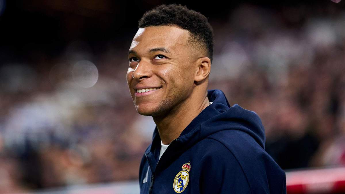 Kylian Mbappé sonriendo antes de un partido del Real Madrid.