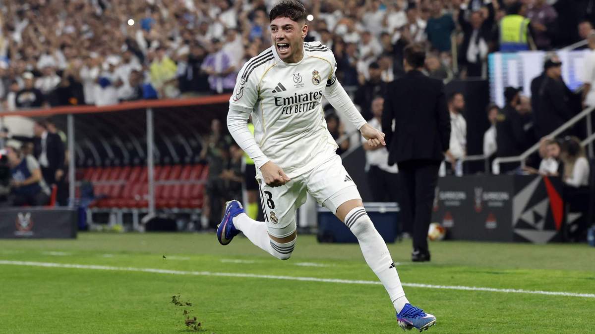 Fede Valverde disputando un partido con el Real Madrid.