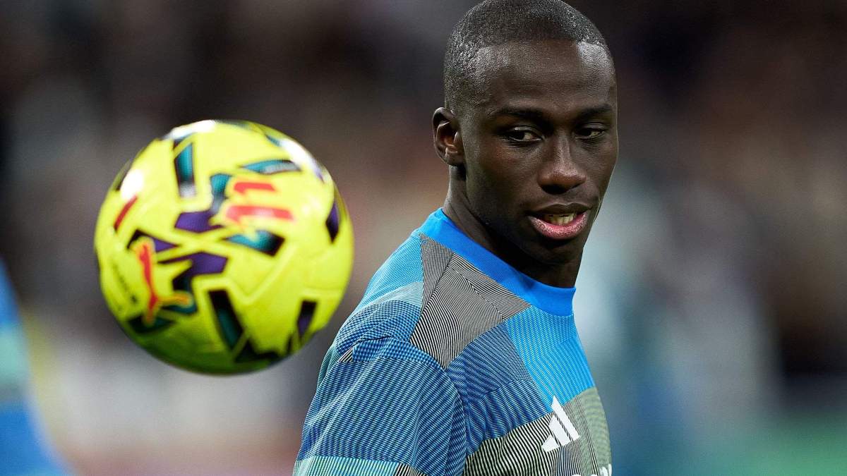 Ferland Mendy en un calentamiento con el Real Madrid.