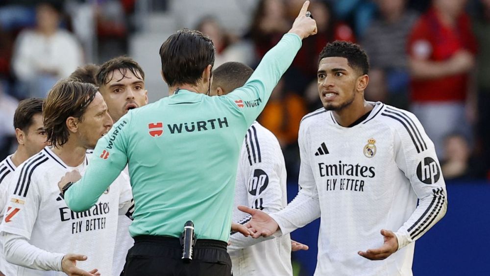 Munuera Montero y Jude Bellingham después de mostrarle la tarjeta roja.