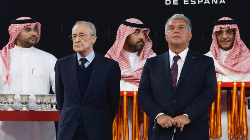 Florentino Pérez, junto a Joan Laporta, en la final de la Supercopa de España. Florentino Pérez, junto a Joan Laporta, en la final de la Supercopa de España.