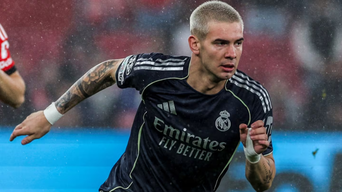 Franco Mastantuono jugando contra el Benfica. Franco Mastantuono jugando contra el Benfica.