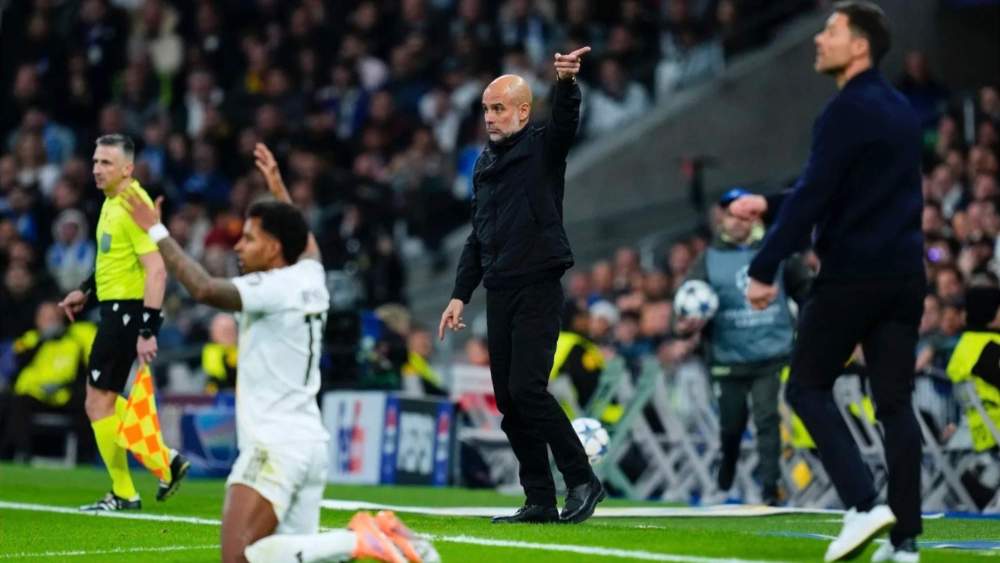 Pep Guardiola, con Rodrygo Goes y Xabi Alonso, durante la última visita de hace poco más de un mes del Manchester City al Santiago Bernabéu.