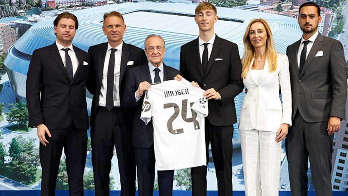 Dean Huijsen y su familia en su presentación con el Real Madrid.