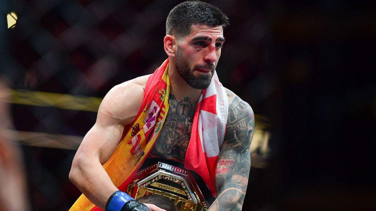 Ilia Topuria con el cinturón de la UFC. 