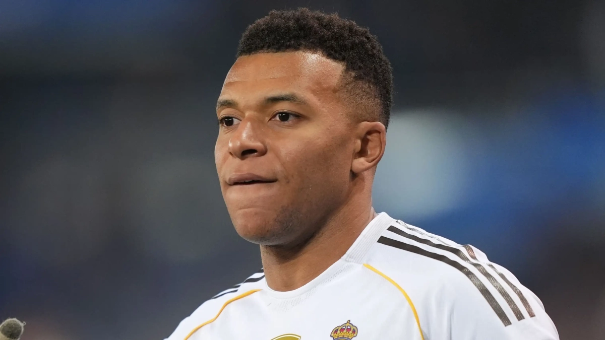 Kylian Mbappé disputando un partido con el Real Madrid con la camiseta blanca. Kylian Mbappé disputando un partido con el Real Madrid con la camiseta blanca.