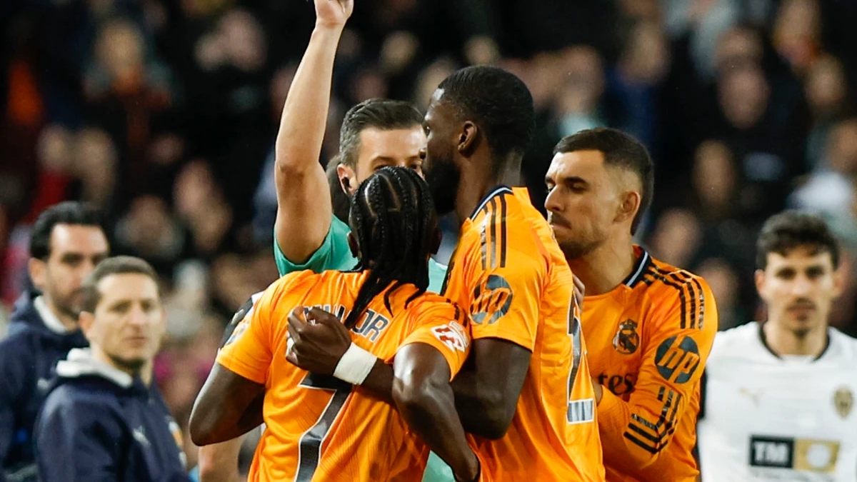 Soto Grado expulsando a Vinícius en Mestalla.