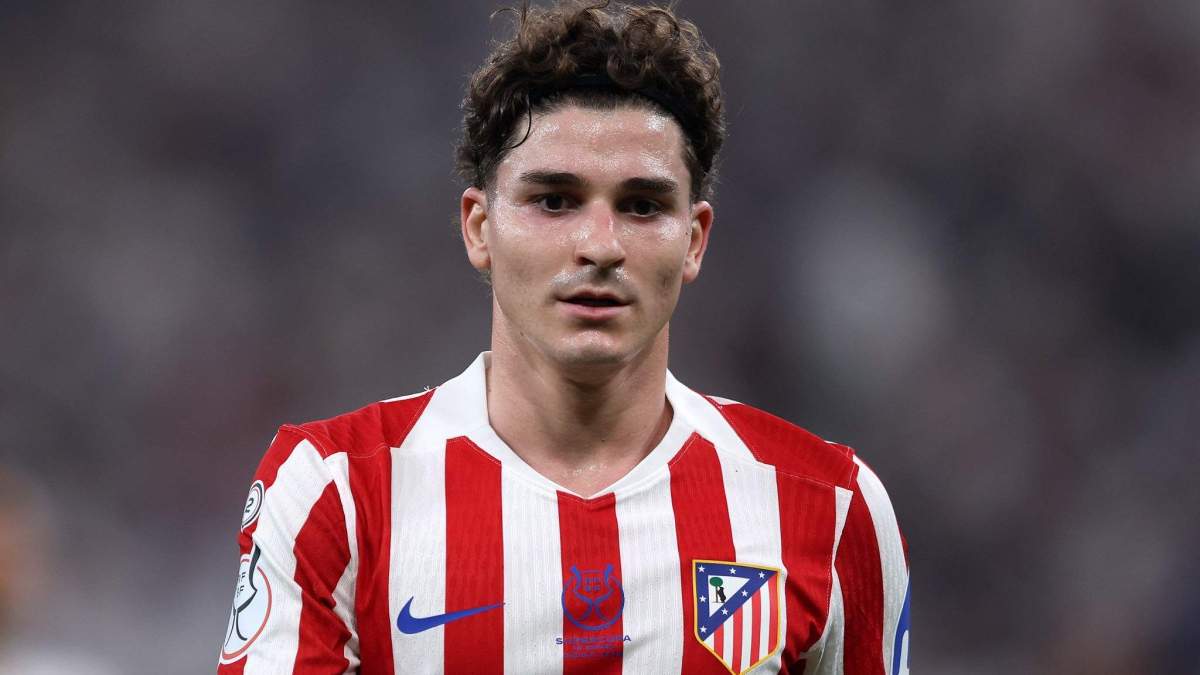 Julián Álvarez jugando un partido contra el Atlético de Madrid. Julián Álvarez jugando un partido contra el Atlético de Madrid.