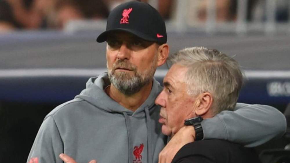 Jürgen Klopp, abrazándose con Carlo Anceloti antes de un partido entre el Liverpool y el Real Madrid.