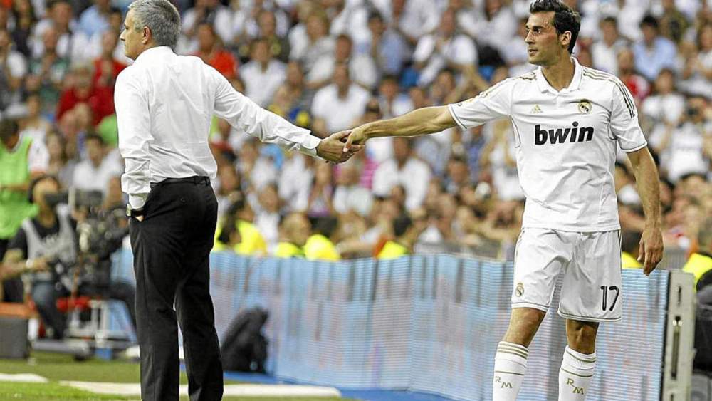 José Mourinho y Álvaro Arbeloa, chocándose las manos durante un partido del Real Madrid.