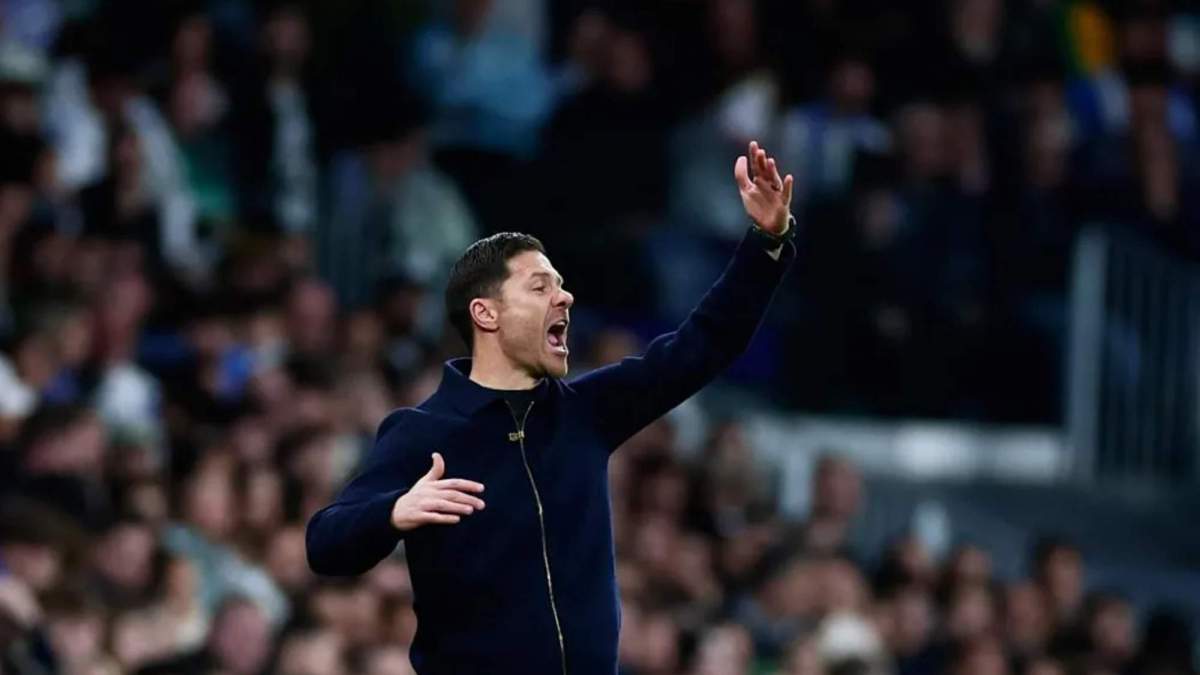 Xabi Alonso, dando instrucciones a sus jugadores desde el área técnica del banquillo del Real Madrid. Xabi Alonso, dando instrucciones a sus jugadores desde el área técnica del banquillo del Real Madrid.