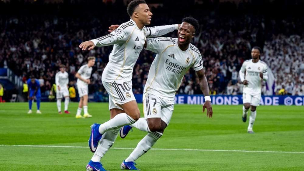 Mbappé celebrando su gol junto a Vinicius