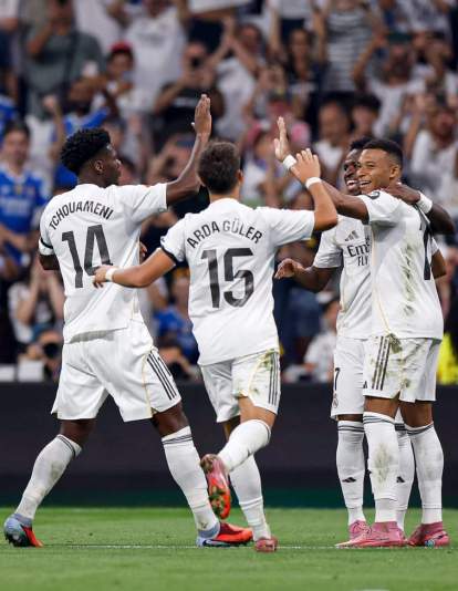 Jugadores del Real Madrid celebrando un gol en el Santiago Bernabéu.