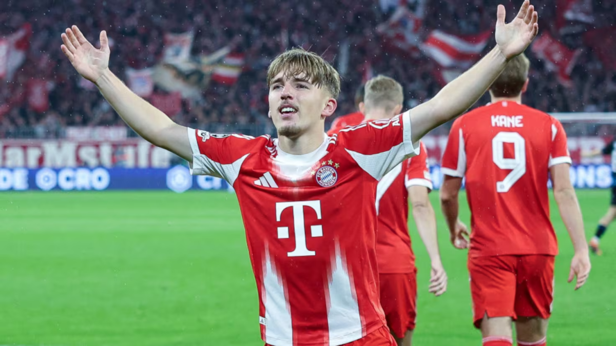Lennart Karl celebrando un gol con el Bayern Múnich. 