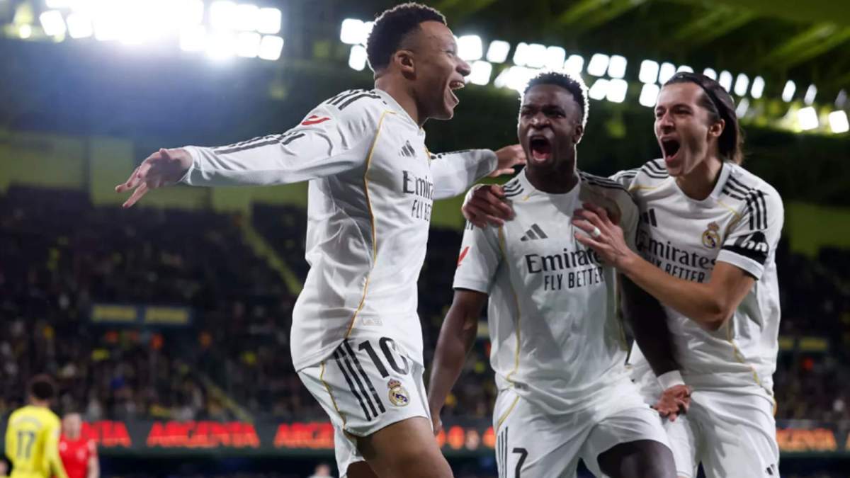 Mbappé festejando uno de sus tantos con Vinicius y Carreras Mbappé festejando uno de sus tantos con Vinicius y Carreras