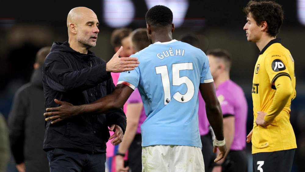 Pep Guardiola, hablando con Marc Guéhi tras debutar con el City en la Premier. Pep Guardiola, hablando con Marc Guéhi tras debutar con el City en la Premier.