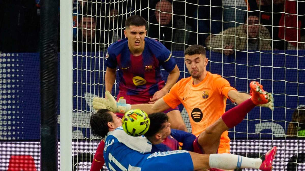 El empujón de Joan García a Gerard Martín en el Espanyol - Barcelona.