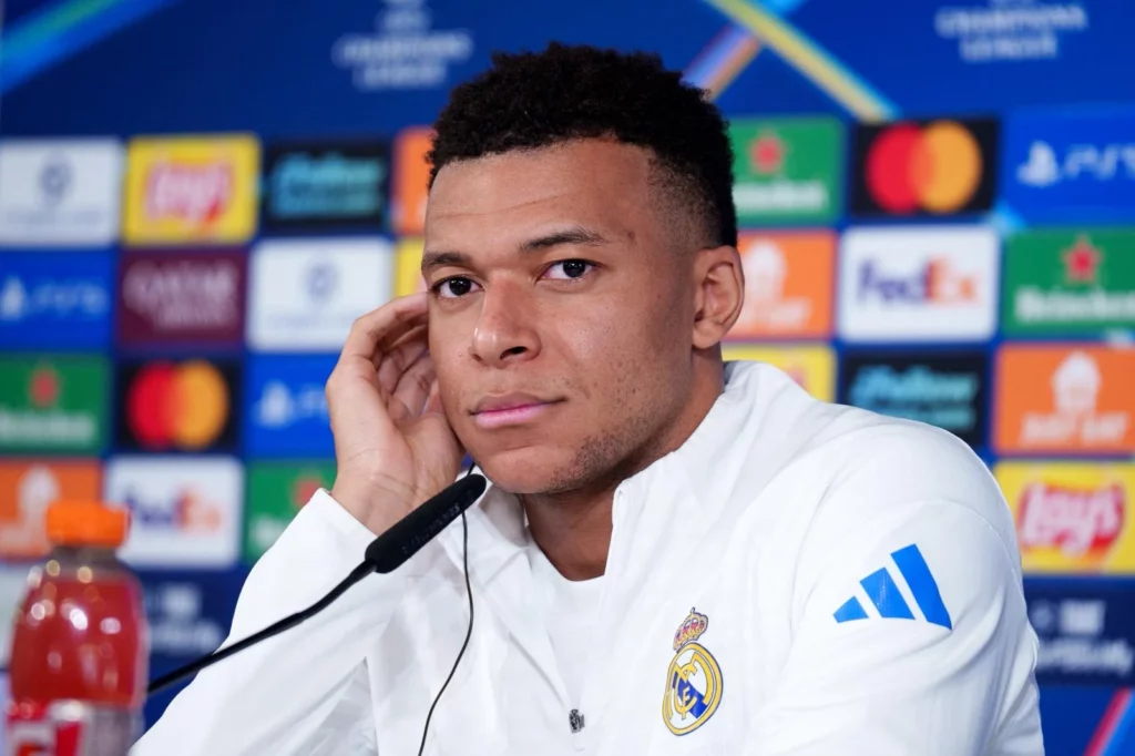 Kylian Mbappé escucha la traducción simultánea durante la rueda de prensa previa al Real Madrid - Mónaco.