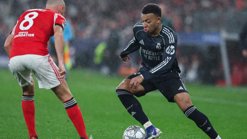 Kylian Mbappé, en una jugada del partido contra el Benfica con Fredrik Aursnes.