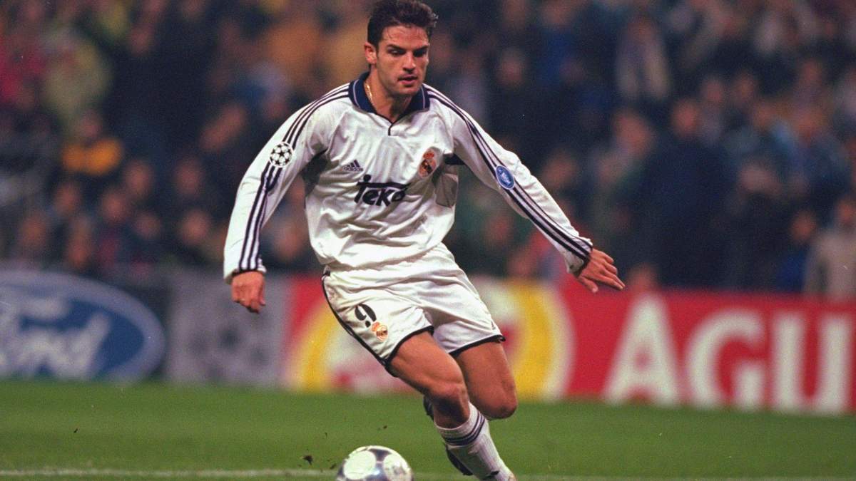 Fernando Morientes disputando un partido con el Real Madrid. 