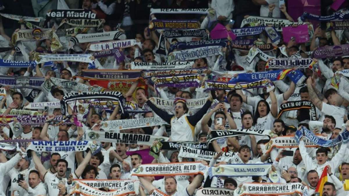 Aficionados madridistas en el Santiago Bernabéu. Aficionados madridistas en el Santiago Bernabéu.