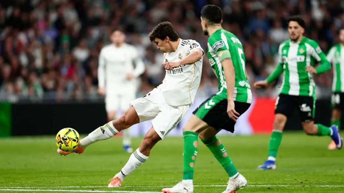 El derechazo de Gonzalo para hacer el segundo gol del Real Madrid ante el Betis. El derechazo de Gonzalo para hacer el segundo gol del Real Madrid ante el Betis.