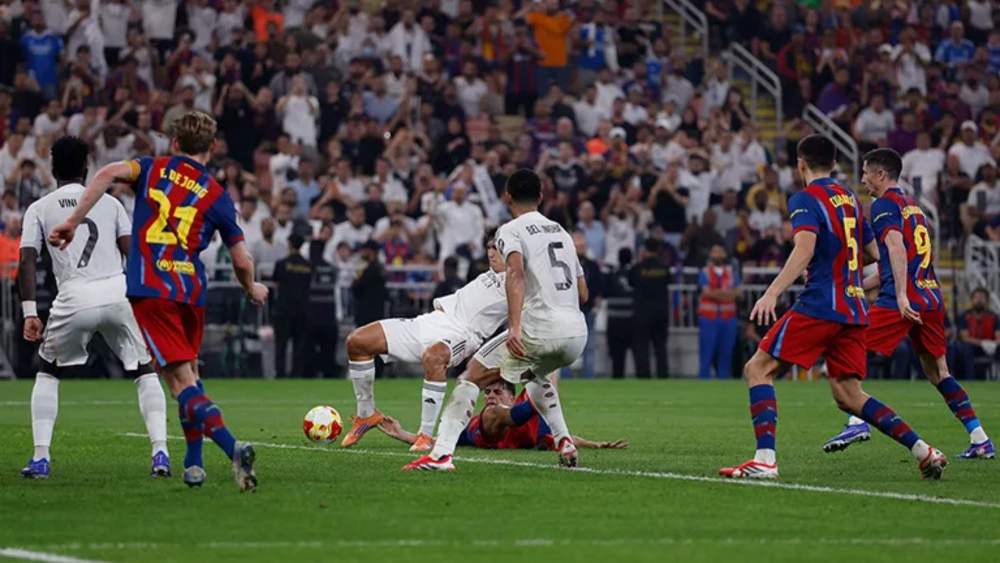 Jude Bellingham, ante el remate de Gonzalo García que supuso el 2-2 en la final de la Supercopa frente al Barcelona.