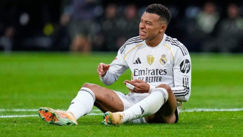 Kylian Mbappé con dolor en un partido del Real Madrid. 