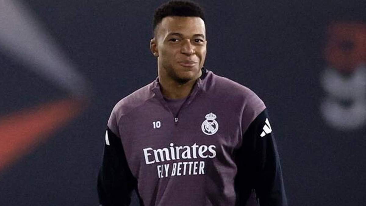 Kylian Mbappé durante el entrenamiento previo a la final de la Supercopa.