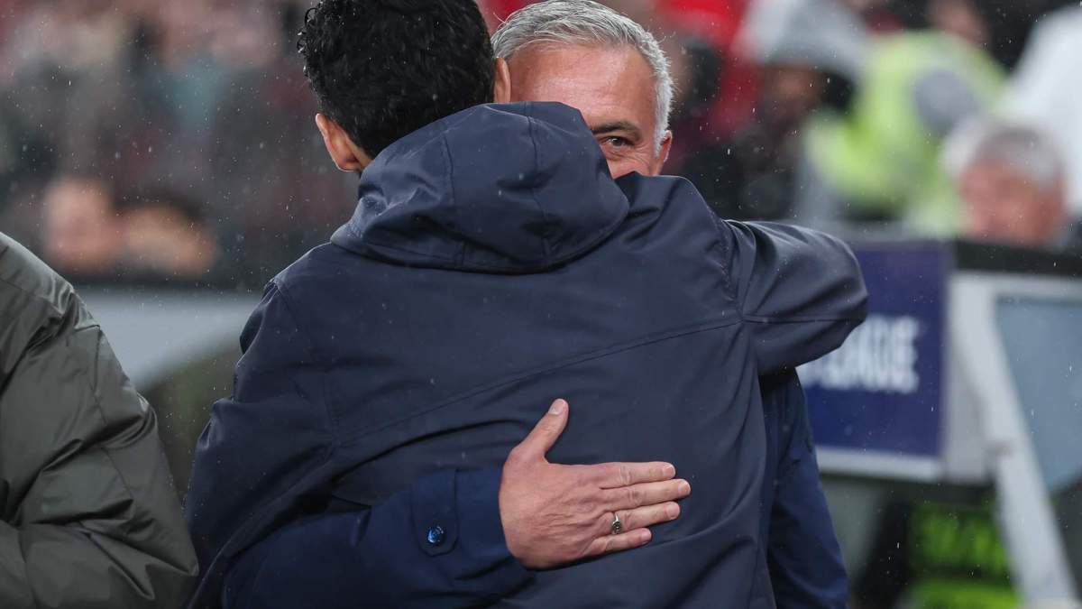 José Mourinho abrazando a Álvaro Arbeloa. José Mourinho abrazando a Álvaro Arbeloa.