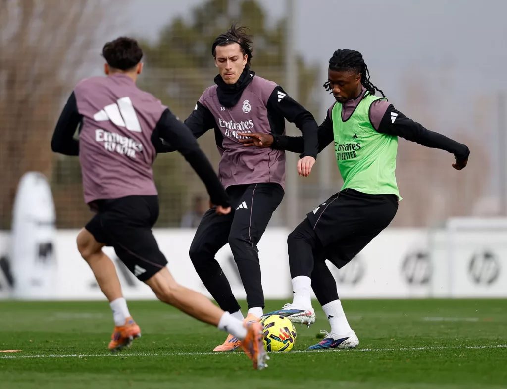- Qedine Álvaro Carreras, durante el entrenamiento previo al partido entre Real Madrid y Betis, regresa a la alineación.