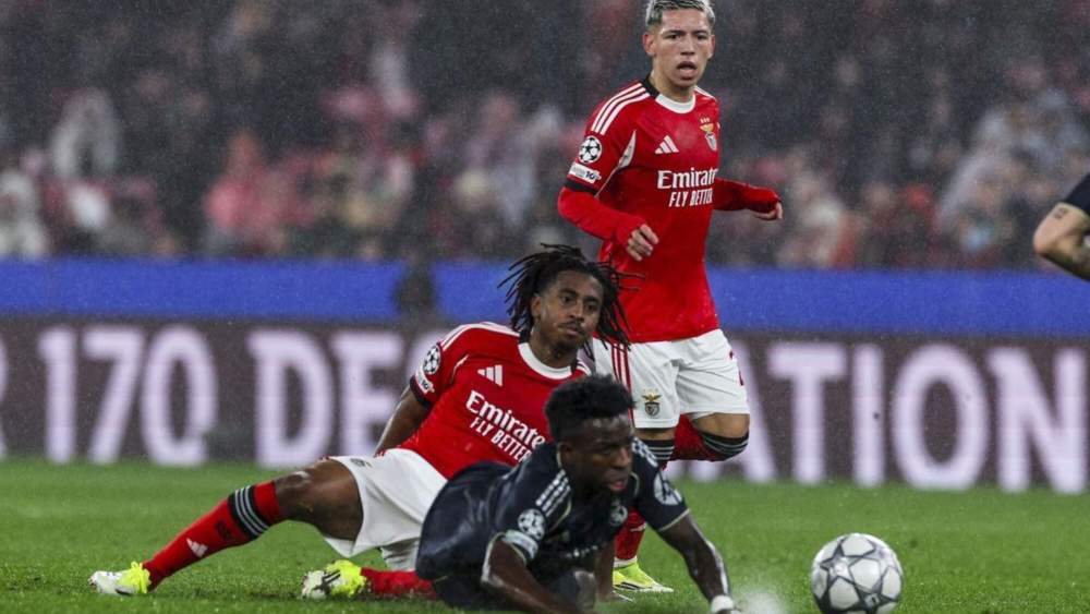 Vinicius Junior, en el suelo, en el partido reciente del Madrid ante el Benfica, que podría cruzarse otra vez en el camino de los merengues.