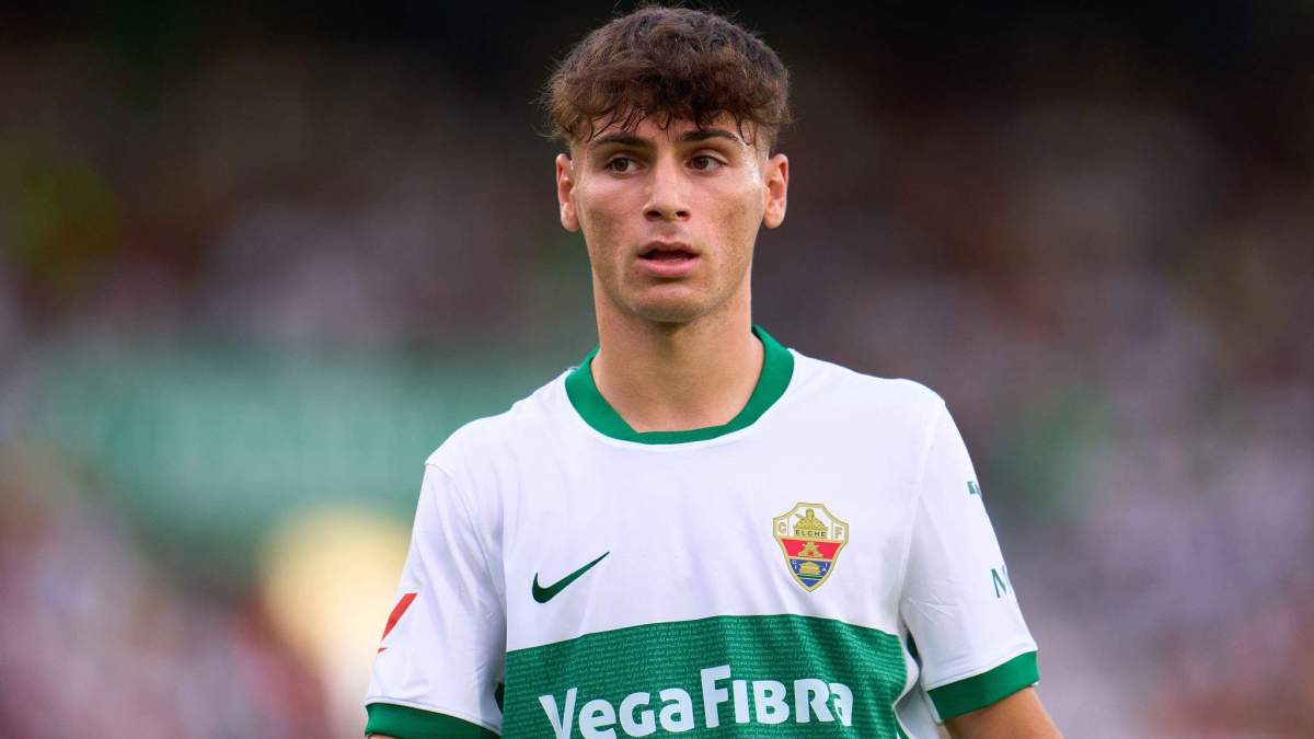 Rodrigo Mendoza disputando un partido con el Elche. 
