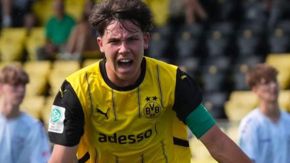 Romeo Ritter celebrando un gol con el Borussia Dortmund.