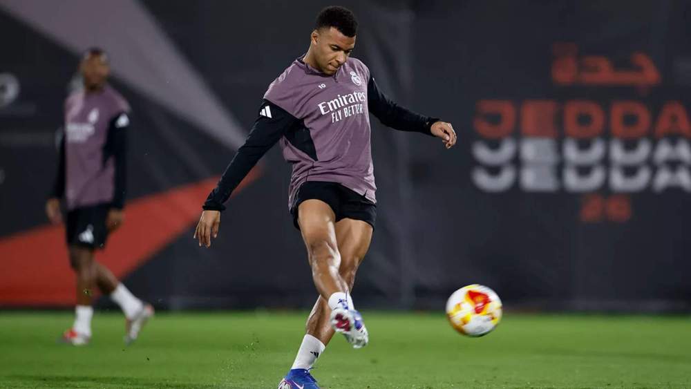 Kylian Mbappé, en el entrenamiento de este sábado en Yeda.