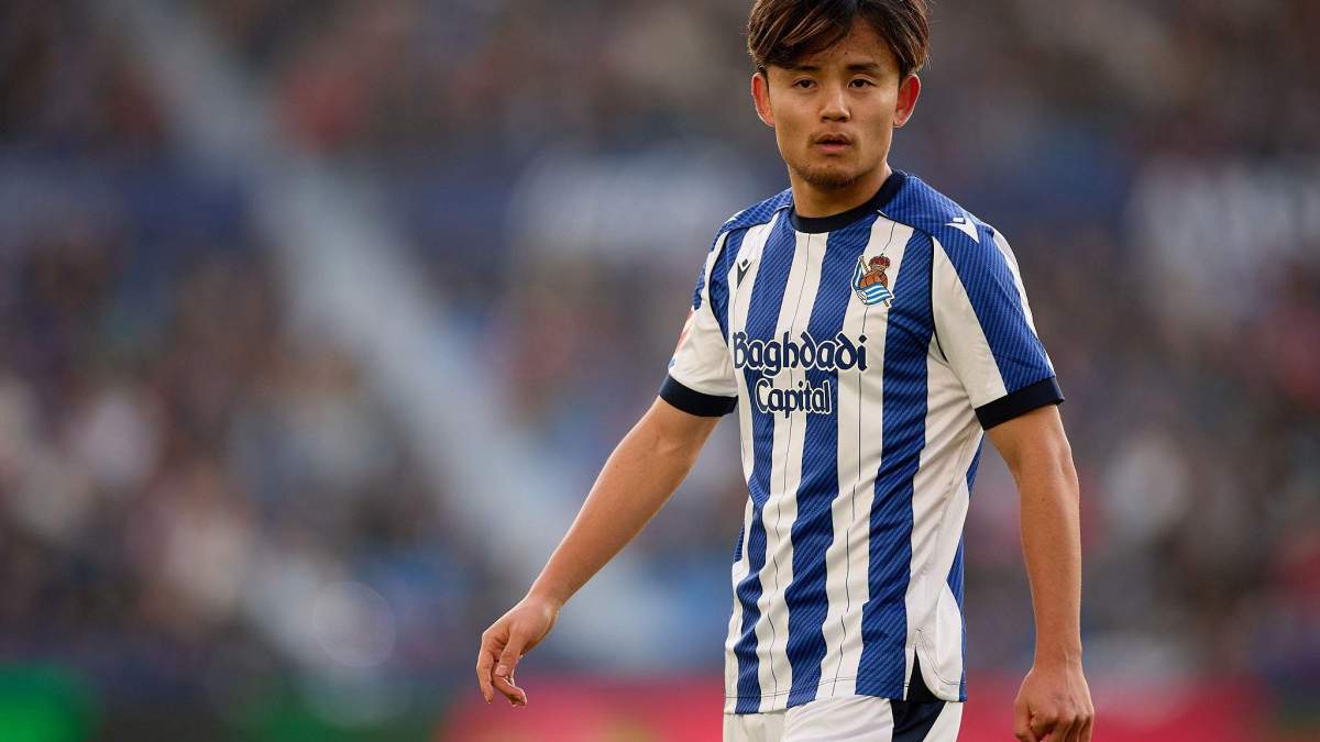 Take Kubo disputando un partido con la Real Sociedad.