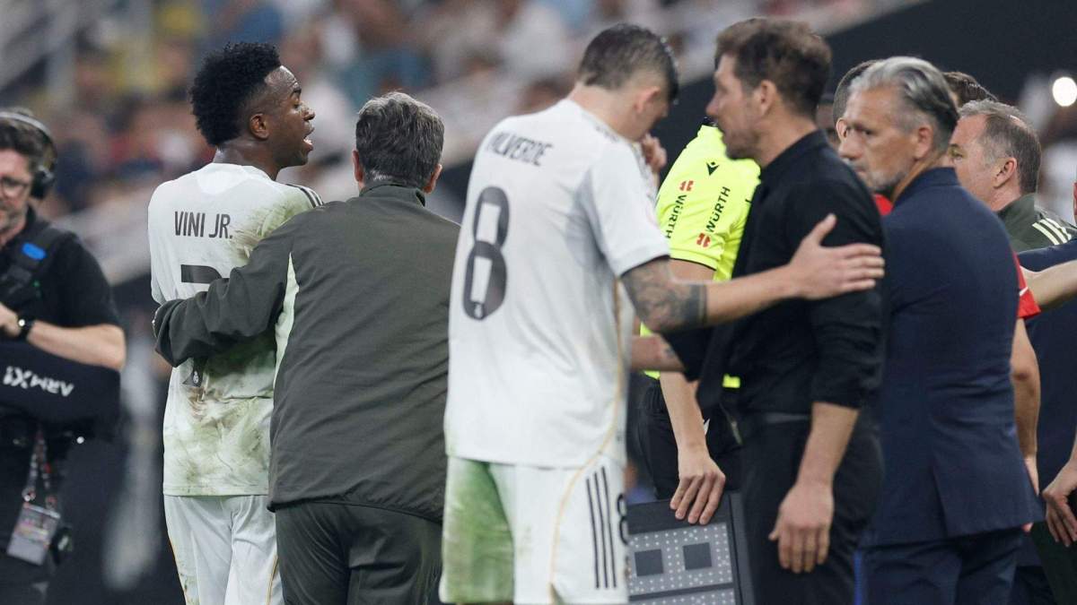 Vinícius Júnior yéndose del campo y Fede Valverde hablando con Simeone.