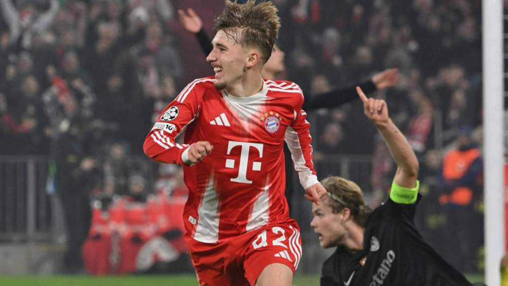 Lennart Karl, celebrando un gol con el Bayern Múnich durante un partido de esta campaña.