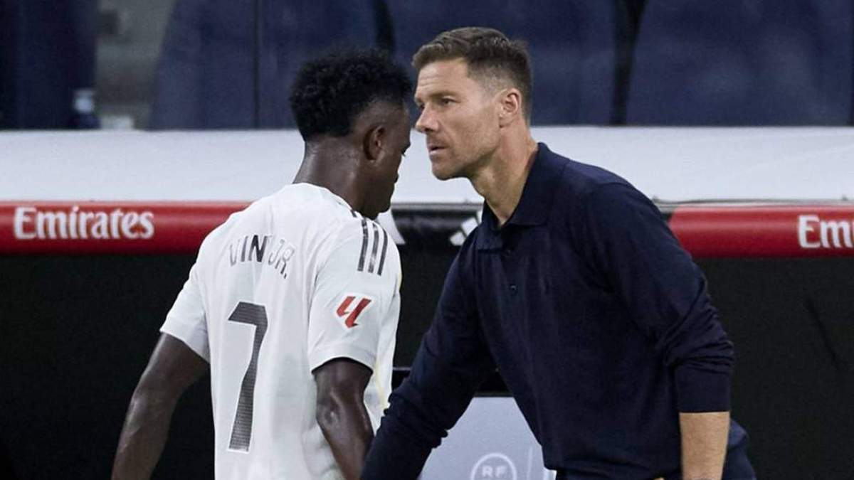 Xabi Alonso y Vinícius Júnior durante un cambio.