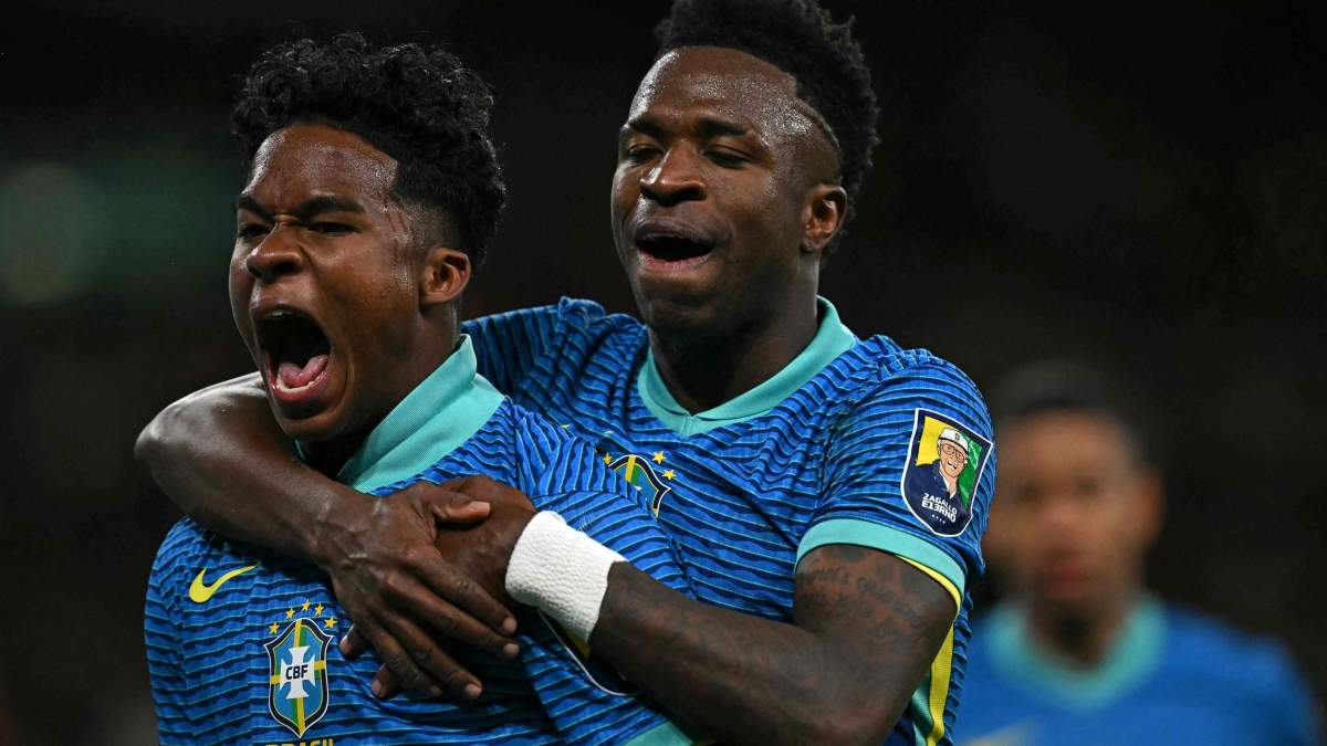 Vinícius y Endrick abrazados en Brasil.