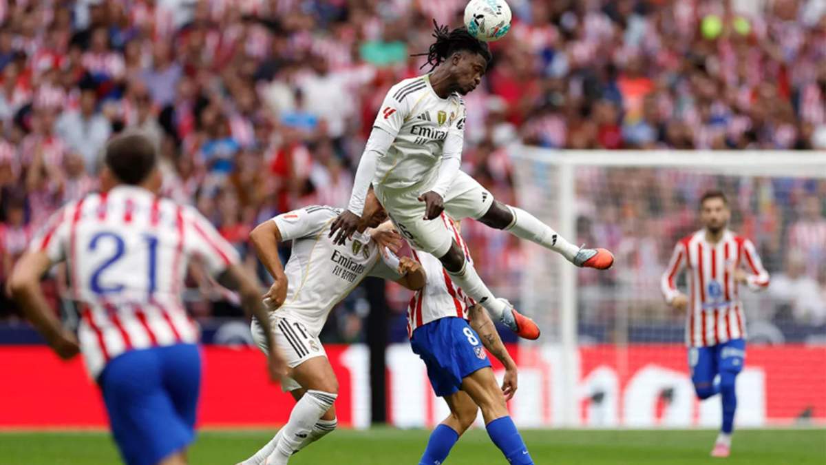 Eduardo Camavinga disputando un balón en el derbi madrileño.