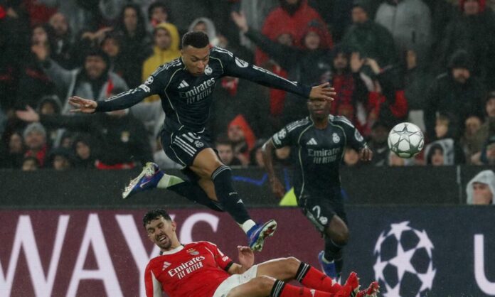 Kylian Mbappé, en una ocasión del Real Madrid en la primera parte del partido de Champions de esta noche contra el Benfica.