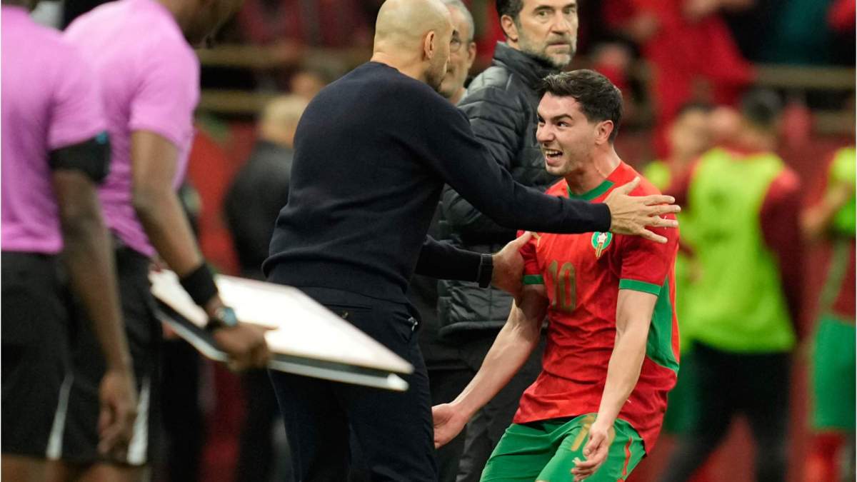 Walid Regragui, junto Brahim Díaz, celebrando un gol de Marruecos en la Copa África de este año.