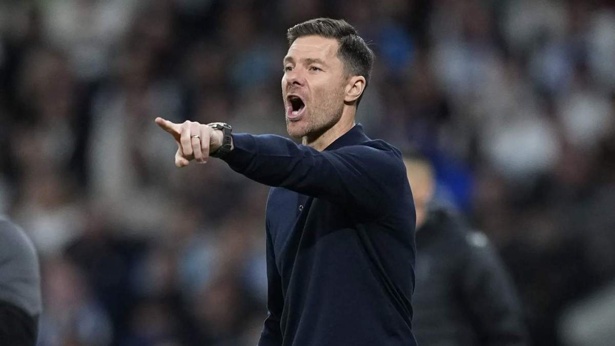 Xabi Alonso dirigiendo un partido del Real Madrid.