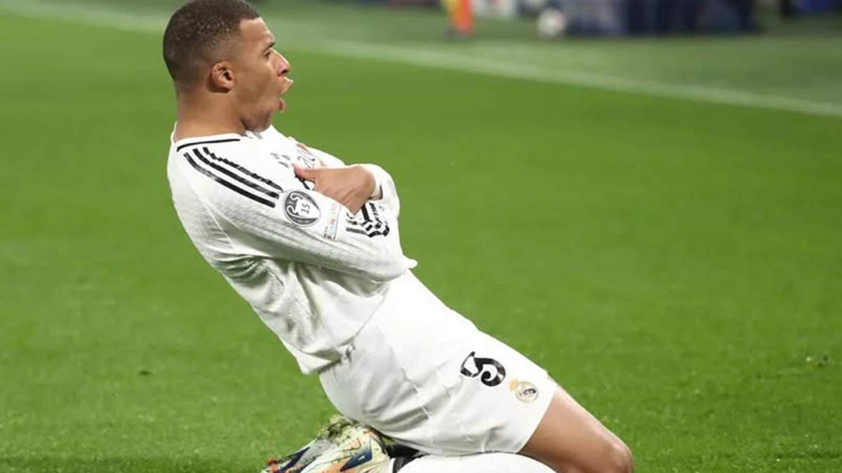 Kylian Mbappé lanzándose de rodillas celebrando un gol. 